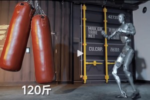 空翻踢腿、踢踹120公斤沙袋 宇树发布人形机器人H2日常训练视频